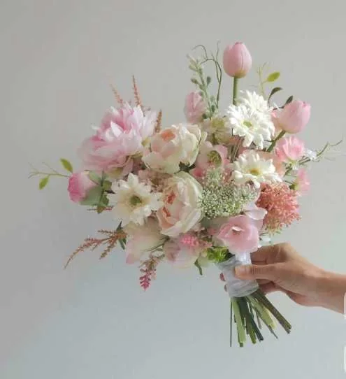 Bouquet de la mariée : roses poudrées, pivoines et fleurs blanches