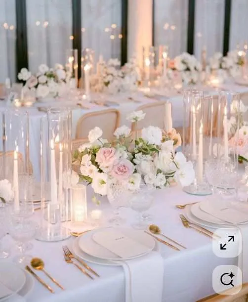 Centre de table bas, roses poudrées et bougies