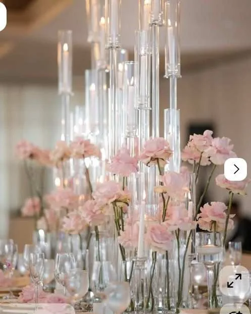 Chandelier fleuri, hautes colonnes de verre et roses