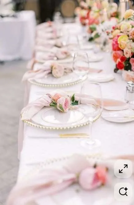 Sous-plat à perles, serviette poudrée et rose