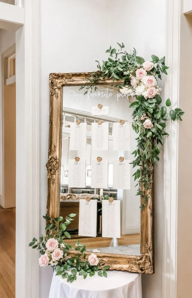 Plan de table : grand miroir doré, calligraphie et roses poudrées