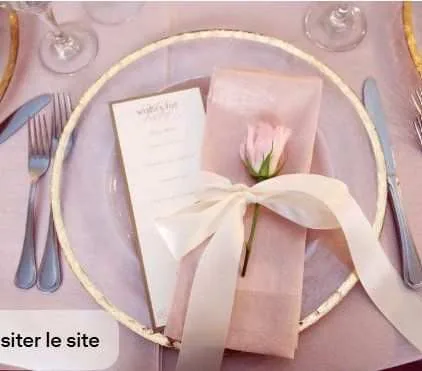 Sous-plat transparent à bordure dorée, serviette et rose