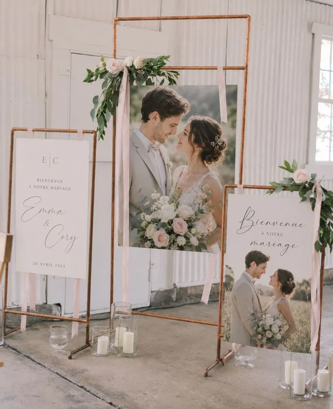 Panneau de bienvenue : pancartes fleuries et photos du couple sur potences en cuivre, roses poudrées