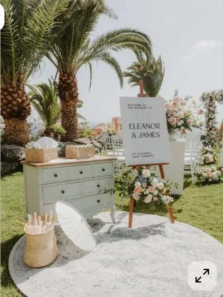 Accueil cérémonie : commode avec ombrelles, éventails et panneau de bienvenue