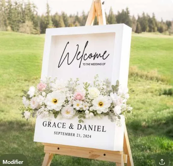 Panneau de bienvenue encadré blanc, fleurs blanches et poudrées
