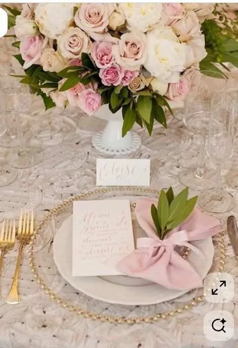 Sous-plat doré perlé, nœud de serviette rose et menu