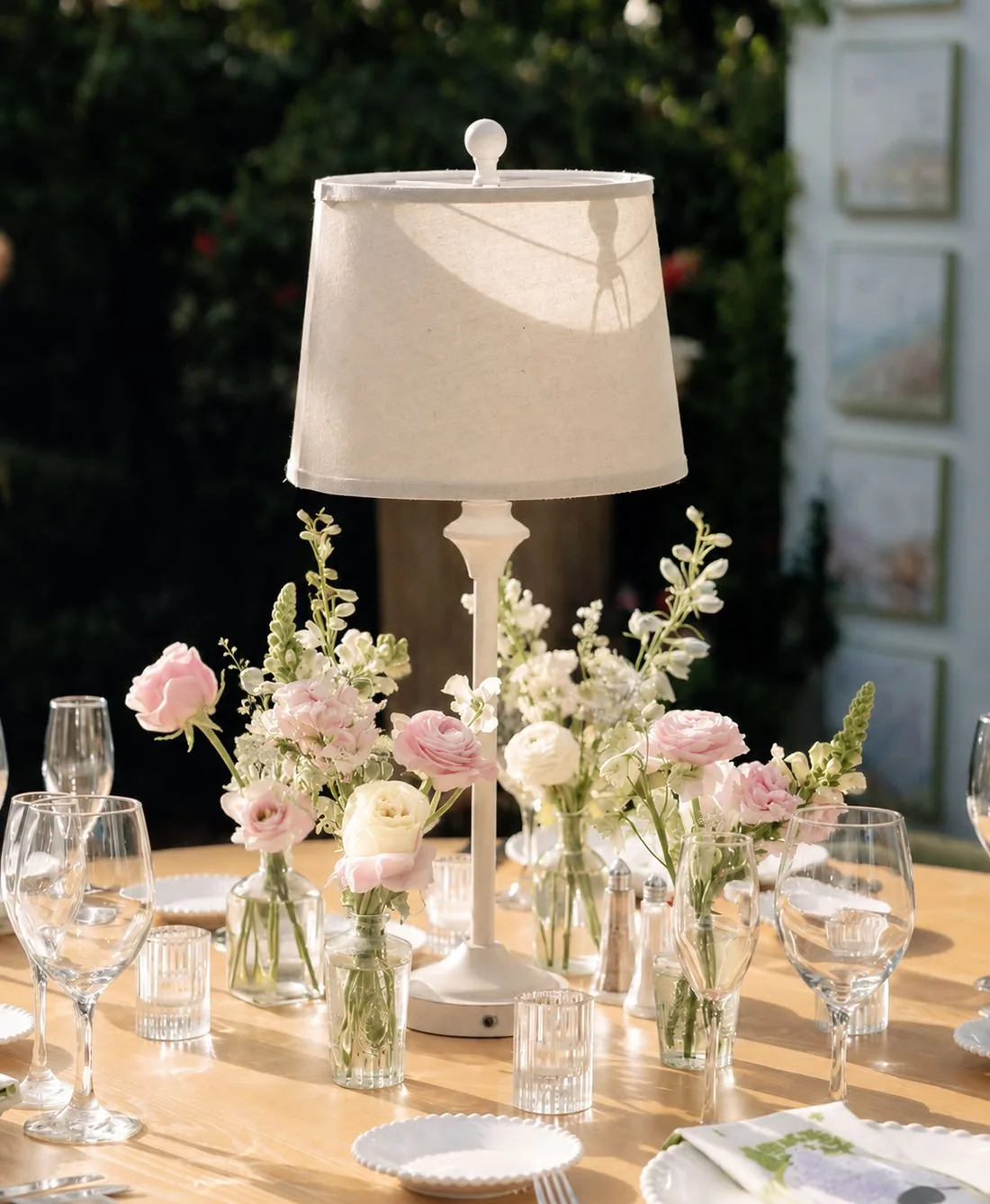 Exemple d'ambiance Rose Poudré Essentiel : table fleurie de roses poudrées en fioles délicates, autour de 1 500 €