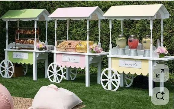 Trois chariots gourmands pastel pour l'accueil des invités